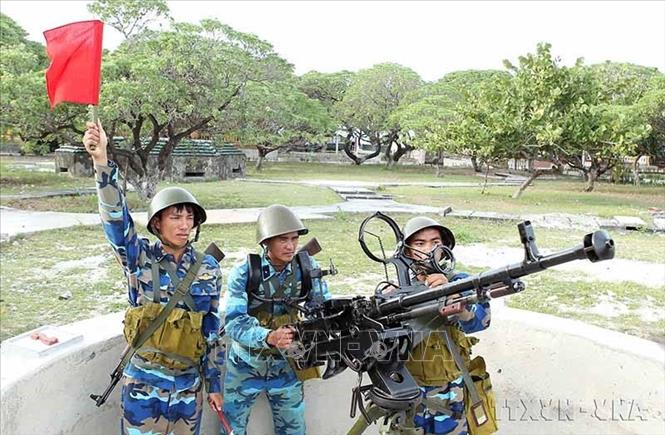 Chiến sỹ đảo Song Tử Tây nâng cao cảnh giác, luyện tập sẵn sàng chiến đấu bảo vệ chủ quyền biển, đảo của Tổ quốc. Ảnh: Quốc Khánh - TTXVN