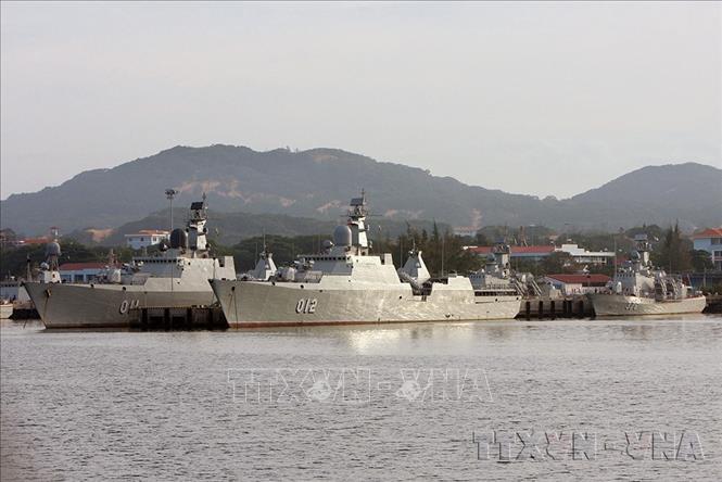 Tàu hộ vệ tên lửa HQ-011 Đinh Tiên Hoàng và HQ-012 Lý Thái Tổ - hai trong số 4 tàu chiến mặt nước lớp Gepard 3.9 và tàu tên lửa tấn công nhanh Molniya (Tia chớp) HQ-376, giúp tăng cường năng lực phòng thủ, bảo vệ chủ quyền biển, đảo của Hải quân nhân dân Việt Nam. Ảnh: Dương Giang – TTXVN