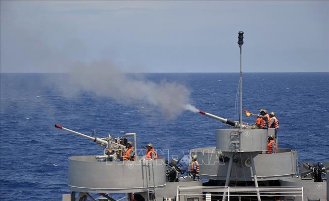 Bộ Tư lệnh Vùng 2 Hải quân tổ chức huấn luyện thả thủy lô, bắn đạn thật, hiệp đồng giữa các đơn vị thuộc cụm lực lượng Hải quân 2. Ảnh: TTXVN phát