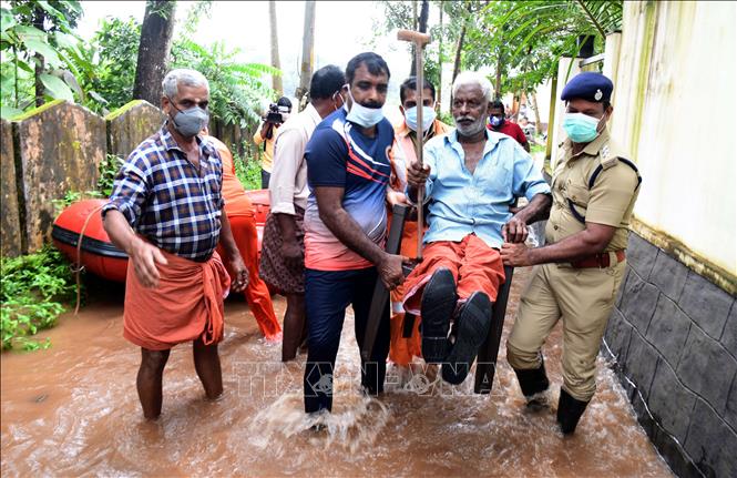 Trong ảnh: Lực lượng cứu hộ sơ tán người dân khỏi vùng ngập lụt tại bang Kerala, Ấn Độ ngày 17/10/2021. Ảnh: THX/TTXVN