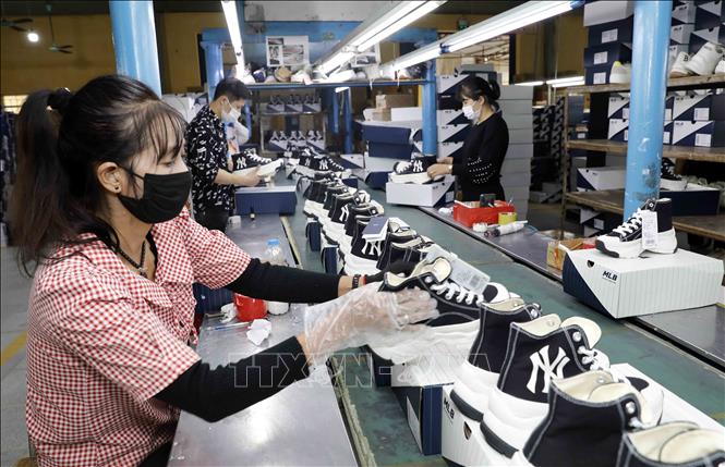 Dây chuyền kiểm tra, đóng gói thành phẩm giày xuất khẩu tại nhà máy của Công ty giày Trường Xuân. Ảnh: Trần Việt - TTXVN