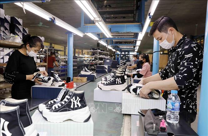 Dây chuyền kiểm tra, đóng gói thành phẩm giày xuất khẩu tại nhà máy của Công ty giày Trường Xuân. Ảnh: Trần Việt - TTXVN