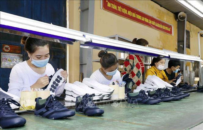 Dây chuyền hoàn thiện giày xuất khẩu tại nhà máy của Công ty giày Trường Xuân. Ảnh: Trần Việt - TTXVN
