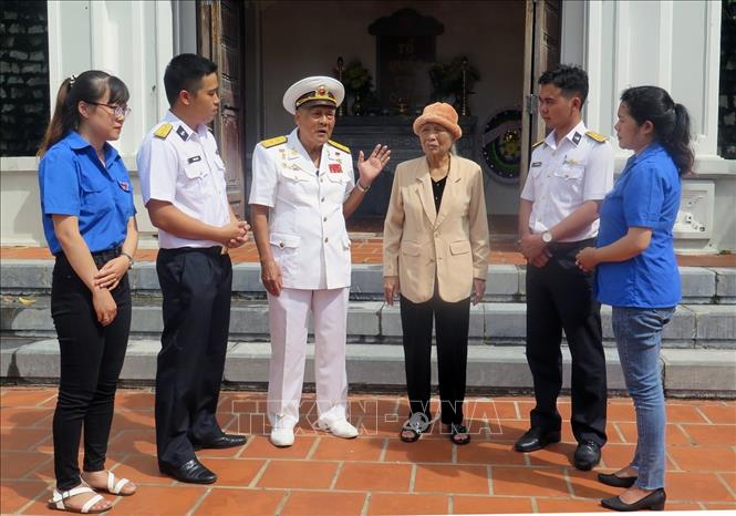 Trong ảnh: Anh hùng LLVT nhân dân Hồ Đắc Thạnh (nguyên thuyền trưởng tàu không số) và nữ dân công Nguyễn Thị Tản (người trao nắm đất Vũng Rô gửi ra miền Bắc) kể chuyện cho thế hệ trẻ. Ảnh: Xuân Triệu - TTXVN
                               