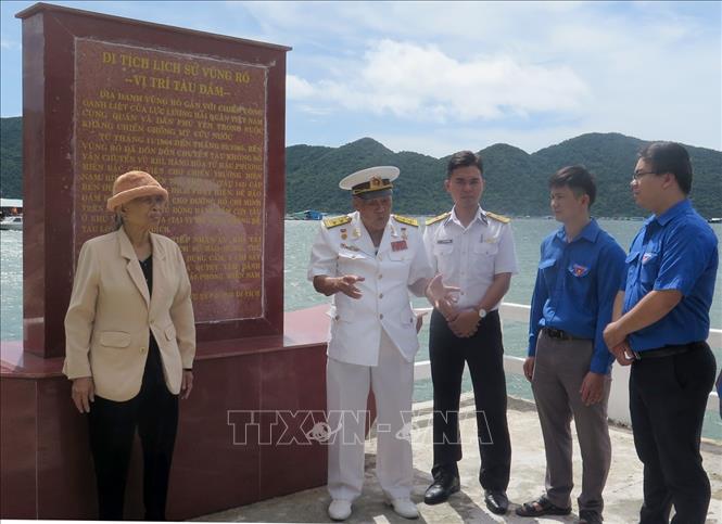 Trong ảnh: Anh hùng LLVT nhân dân Hồ Đắc Thạnh (nguyên thuyền trưởng tàu không số) và nữ dân công Nguyễn Thị Tản (người trao nắm đất Vũng Rô gửi ra miền Bắc) kể chuyện cho thế hệ trẻ. Ảnh: Xuân Triệu - TTXVN
                               