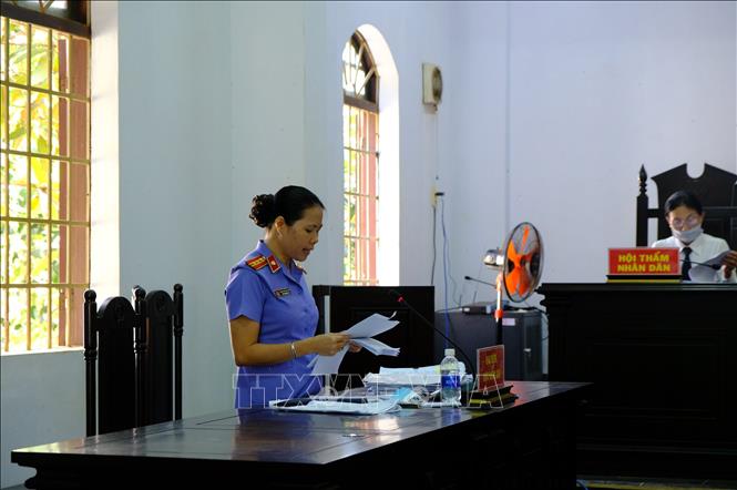 Trong ảnh: Đại diện Viện Kiểm sát nhân dân tỉnh Đắk Nông thực hành quyền công tố và kiểm sát xét xử. Ảnh: Hưng Thịnh – TTXVN