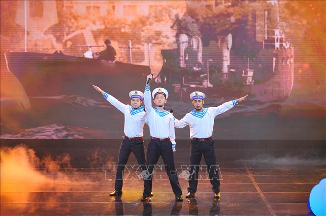 Trong ảnh: Tiết mục văn nghệ trong phần 1 với tên gọi Huyền thoại với nội dung giới thiệu sự ra đời đường Hồ Chí Minh trên biển; quá trình đóng tàu phục vụ đi biển vận chuyển vũ khí… Ảnh: Minh Đức – TTXVN