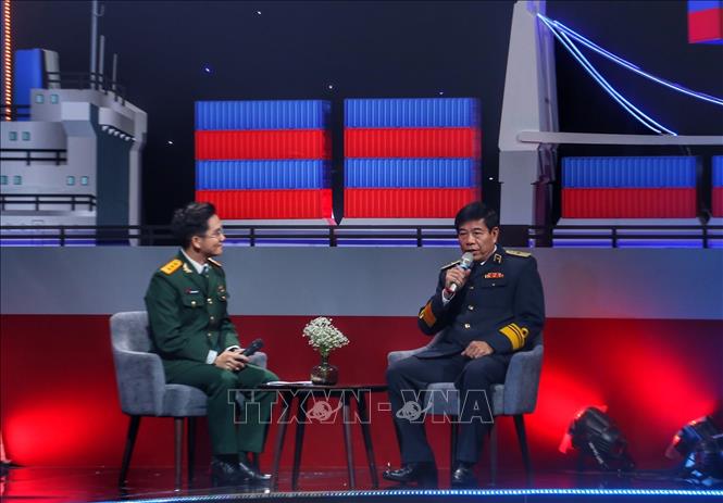 Giao lưu với Chuẩn Đô đốc Phan Tuấn Hùng, Phó Tư lệnh Quân chủng Hải quân. Ảnh: Tuấn Đức - TTXVN