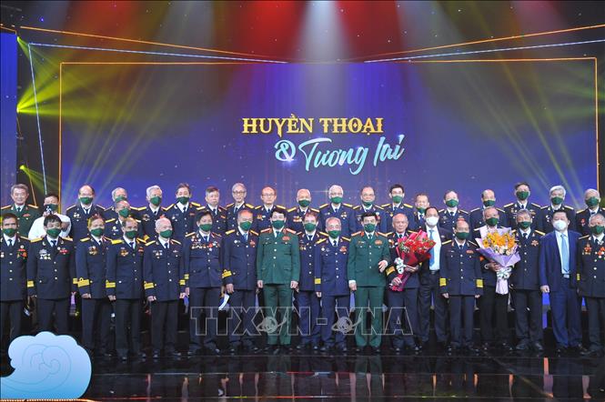 Trong ảnh: Đại tướng Phan Văn Giang, Ủy viên Bộ Chính trị, Bộ trưởng Bộ Quốc phòng tặng hoa và chụp hình lưu niệm cùng các đại biểu. Ảnh: Minh Đức – TTXVN