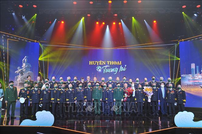 Trong ảnh: Đại tướng Phan Văn Giang, Ủy viên Bộ Chính trị, Bộ trưởng Bộ Quốc phòng tặng hoa và chụp hình lưu niệm cùng các đại biểu. Ảnh: Minh Đức – TTXVN
