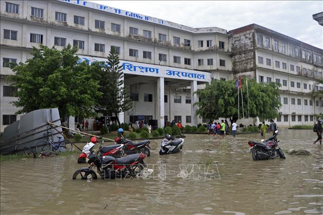 Trong ảnh: Cảnh ngập lụt do mưa lớn ở Biratnagar, Nepal ngày 20/10/2021. Ảnh: AFP/TTXVN