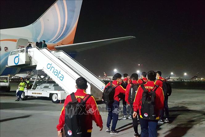 Photo: Vietnamese players move from Dubai to Bishkek on late October 20. VNA Photo