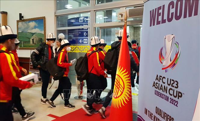 Photo: Vietnamese players arrive at Bishkek. VNA Photo