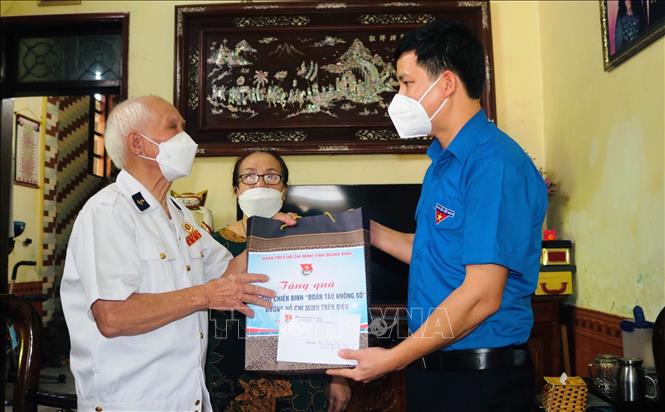 Đồng chí Bí thư Tỉnh đoàn Quảng Bình Đặng Đại Bàng trao tặng quà cho cựu chiến binh Trương Văn Can tại phường Nam Lý, thành phố Đồng Hới, tỉnh Quảng Bình. Ảnh: TTXVN phát