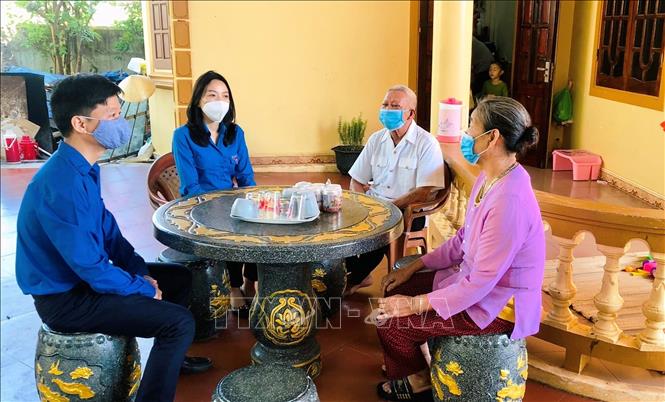 Đại diện cho tuổi trẻ Quảng Bình, lãnh đạo Tỉnh đoàn Quảng Bình thăm hỏi những thương binh, cựu chiến binh và gia đình các liệt sĩ Đoàn tàu không số. Ảnh: TTXVN phát