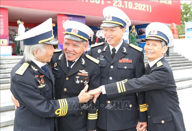 Các cựu chiến binh Hải quân vui mừng gặp nhau tại buổi lễ. Ảnh: Trọng Đức - TTXVN
