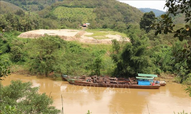 Trong ảnh: Nhiều thuyền khai thác cát được trang bị ống hút và máy bơm công suất lớn neo đậu dưới bãi cát vừa được bơm lên. Ảnh: Sỹ Tuyên – TTXVN