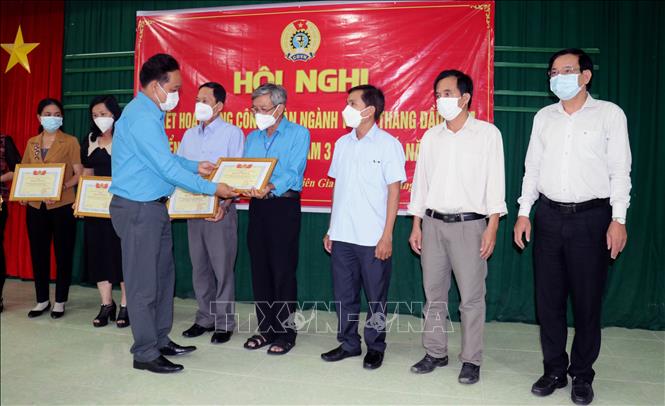 Trong ảnh: Lãnh đạo LĐLĐ tỉnh tặng bằng khen cho các tập thể và cá nhân Công đoàn ngành Y tế Kiên Giang. Ảnh: Lê Huy Hải - TTXVN