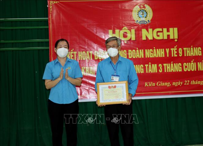 Trong ảnh: Lãnh đạo LĐLĐ tỉnh tặng bằng khen cho cá nhân Công đoàn ngành Y tế Kiên Giang. Ảnh: Lê Huy Hải - TTXVN