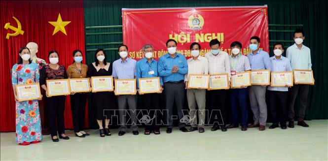 Trong ảnh: Lãnh đạo LĐLĐ tỉnh tặng bằng khen cho các tập thể và cá nhân Công đoàn ngành Y tế Kiên Giang. Ảnh: Lê Huy Hải - TTXVN