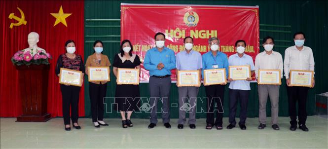 Trong ảnh: Lãnh đạo LĐLĐ tỉnh tặng bằng khen cho các tập thể và cá nhân Công đoàn ngành Y tế Kiên Giang. Ảnh: Lê Huy Hải - TTXVN