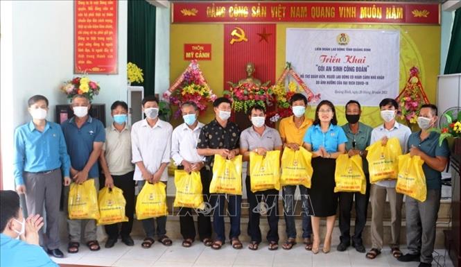 Các đoàn viên, người lao động trên địa bàn tỉnh Quảng Bình phấn khởi khi nhận các túi quà hỗ trợ từ 