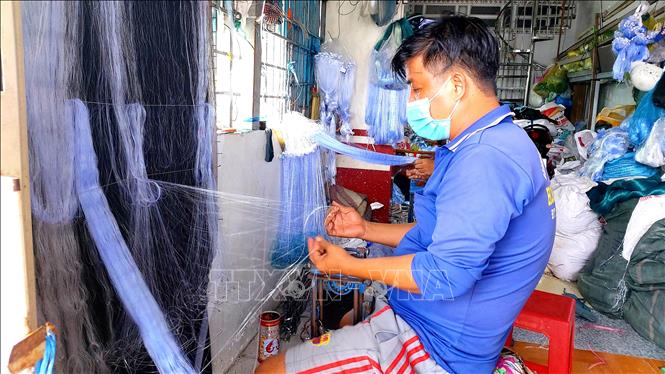 Các cơ sở sản xuất lưới, lú giảm số lượng sản phẩm vì lượng khách hàng sụt giảm. Ảnh: Thu Hiền - TTXVN