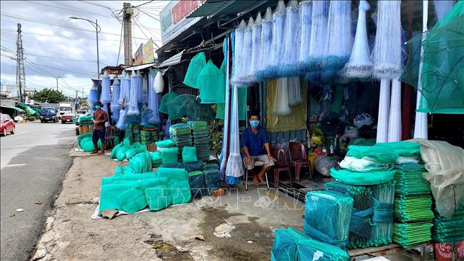 Các cơ sở bán lưới, lú chỉ có người bán ngóng chờ người mua. Ảnh: Thu Hiền - TTXVN