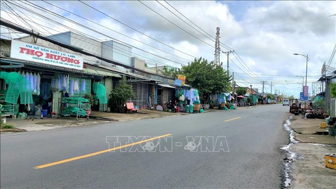 Tuyến quốc lộ 91 ngang qua địa phận ấp Tân Lợi 1, Tân Lợi 2 - làng nghề sản xuất lú, lưới ở Tân Hưng mọi năm tấp nập khách mua, nhưng năm nay vắng đìu hiu. Ảnh: Thu Hiền - TTXVN