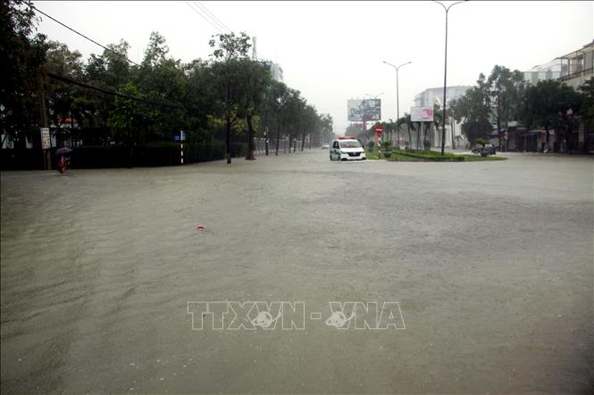Một số tuyến đường trên địa bàn thành phố Tam Kỳ bị ngập sâu trong nước. Ảnh: Phước Tuệ - TTXVN