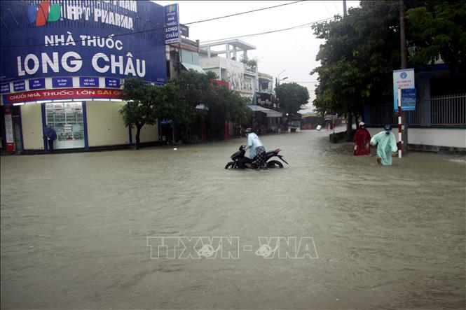 Một số tuyến đường trên địa bàn thành phố Tam Kỳ bị ngập sâu trong nước. Ảnh: Phước Tuệ - TTXVN