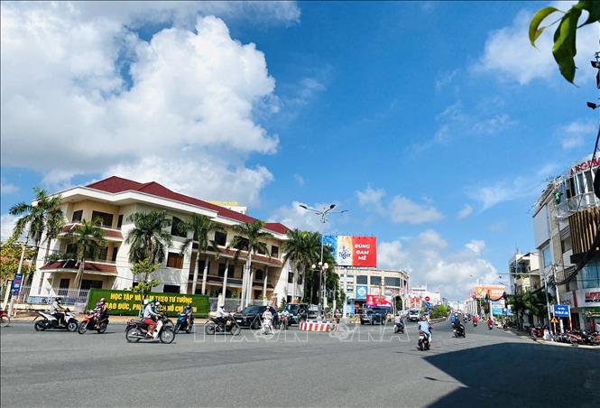 Đường Trần Hưng Đạo, thành phố Long Xuyên đông đúc phương tiện lưu thông khi tỉnh An Giang thực hiện Nghị quyết 128/NQ-CP ngày 11/10/2021 của Chính phủ. Ảnh: Thanh Sang-TTXVN