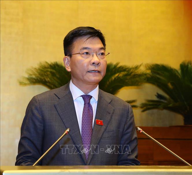Bộ trưởng Bộ Tư pháp Lê Thành Long trình bày Báo cáo về công tác thi hành án năm 2021. Ảnh: Văn Điệp - TTXVN