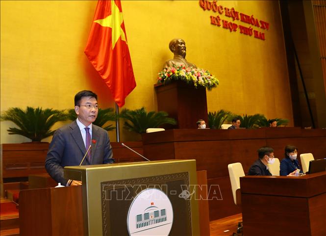 Bộ trưởng Bộ Tư pháp Lê Thành Long trình bày Báo cáo về công tác thi hành án năm 2021. Ảnh: Văn Điệp - TTXVN