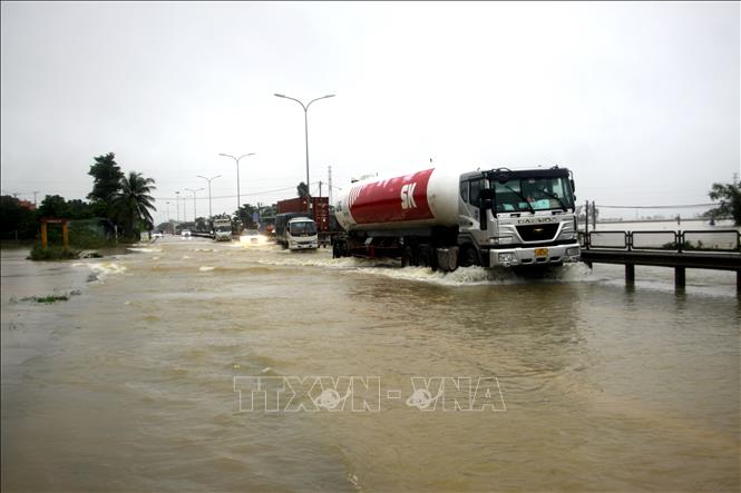 Hàng trăm mét Quốc lộ 1A qua địa bàn xã Tam Đàn, huyện Phú Ninh bị ngập sâu trong nước. Ảnh: Phước Tuệ - TTXVN