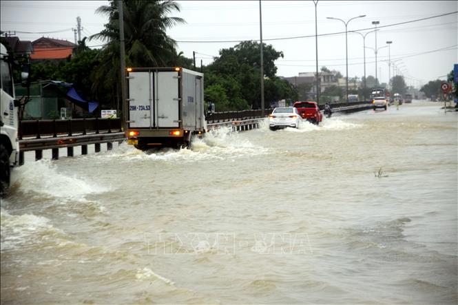 Hàng trăm mét Quốc lộ 1A qua địa bàn xã Tam Đàn, huyện Phú Ninh bị ngập sâu trong nước. Ảnh: Phước Tuệ - TTXVN