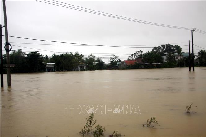 Nhiều nhà dân ở xã Tam Đàn, huyện Phú Ninh bị ngập sâu trong nước. Ảnh: Phước Tuệ - TTXVN