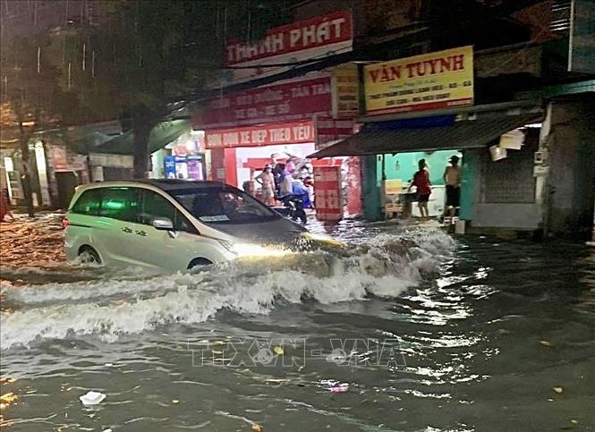 Nước ngập sâu trên đường Nguyễn Văn Quá (Quận 12) khiến giao thông gặp nhiều khó khăn. Ảnh: Hồng Giang - TTXVN