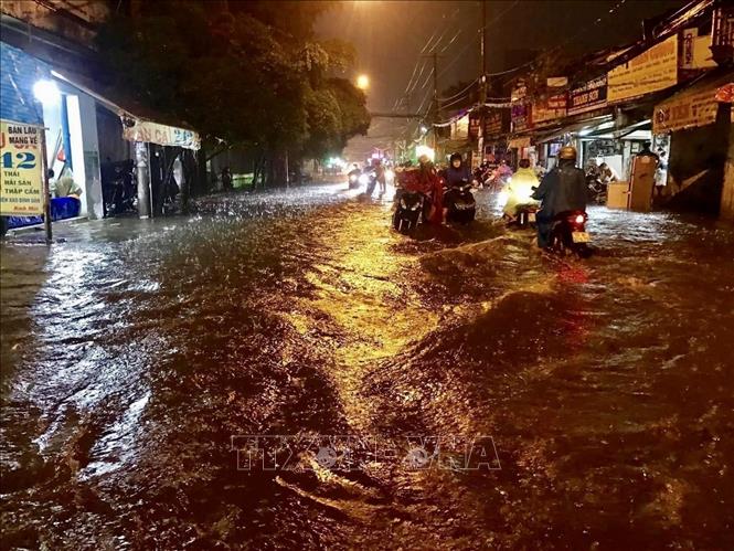 Nước ngập thành sông trên đường Tân Hoà Đông (quận Bình Tân). Ảnh: Hồng Giang - TTXVN