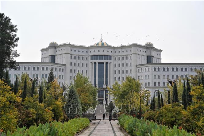 Thư viện Quốc gia Tajikistan giữa không gian xanh. Ảnh: Duy Trinh - TTXVN