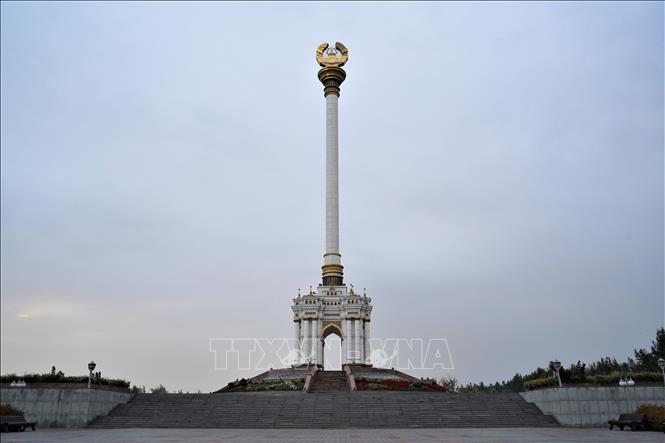 Cột biểu tượng Quốc huy Tajikistan. Ảnh: Duy Trinh - TTXVN