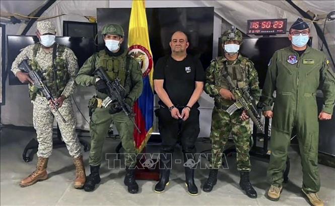 Trong ảnh: Binh sĩ và cảnh sát Colombia áp giải đối tượng Dairo Antonio Usuga (giữa) tại Bogota ngày 23/10/2021. Ảnh: AFP/ TTXVN