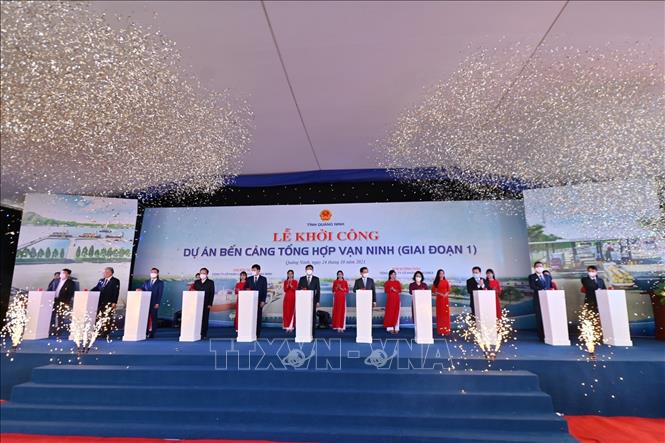 Trong ảnh: Các đại biểu bấm nút khởi công Dự án Bến cảng tổng hợp Vạn Ninh (giai đoạn 1). Ảnh: Thanh Vân-TTXVN
