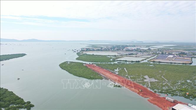 Trong ảnh: Khu vực triển khai dự án Bến cảng tổng hợp Vạn Ninh nhìn từ trên cao. Ảnh: Thanh Vân-TTXVN