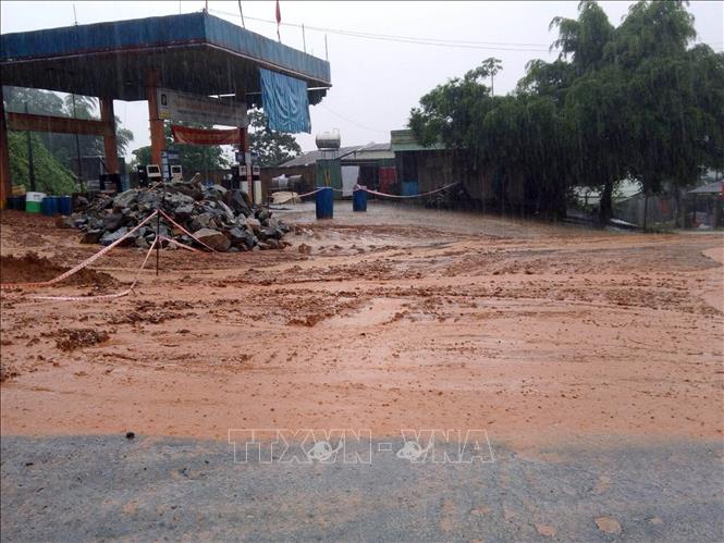 Sạt lở bất ngờ xảy ra ngay tại thị trấn Tắc Pỏ, xã Trà Mai, huyện miền núi cao Nam Trà My, tỉnh Quảng Nam. Ảnh: Trần Tĩnh - TTXVN
