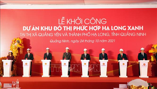 Các đại biểu thực hiện nghi lễ khởi công. Ảnh: Văn Đức-TTXVN 