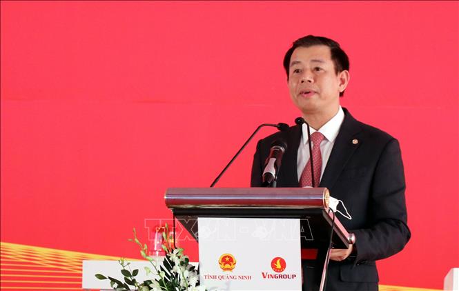 Tổng GIám đốc Tập đoàn Vingroup Nguyễn Việt Quang báo cáo dự án. Ảnh: Văn Đức-TTXVN 