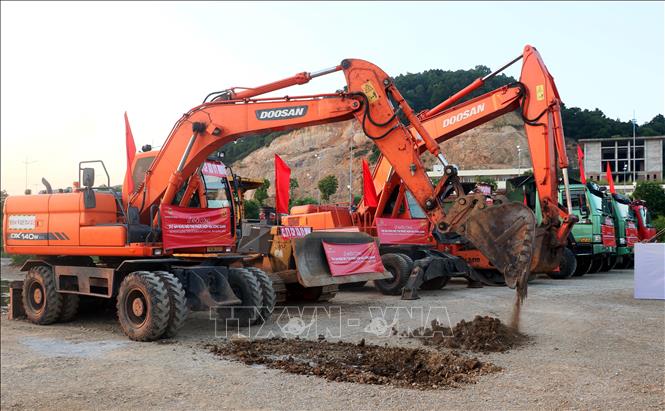 Thiết bị máy móc công trình tại lễ khởi công dự án Hạ Long Xanh. Ảnh: Văn Đức-TTXVN 