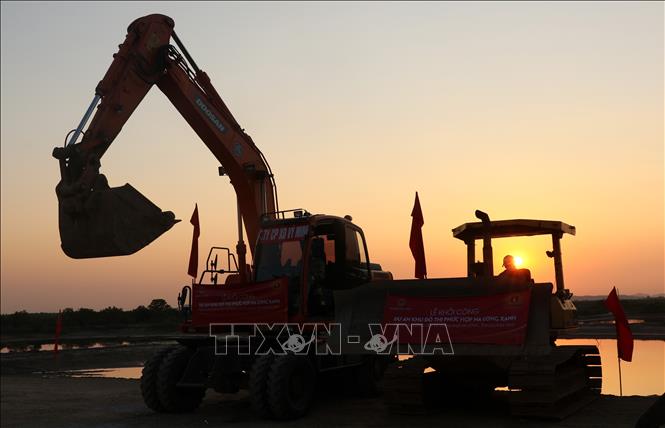 Thiết bị máy móc công trình tại lễ khởi công dự án Hạ Long Xanh. Ảnh: Văn Đức-TTXVN  