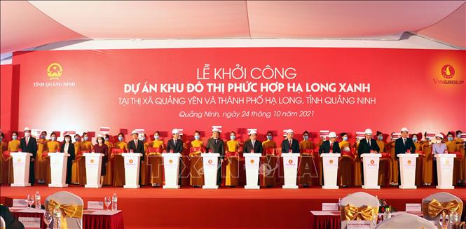 Các đại biểu thực hiện nghi lễ khởi công. Ảnh: Văn Đức-TTXVN 